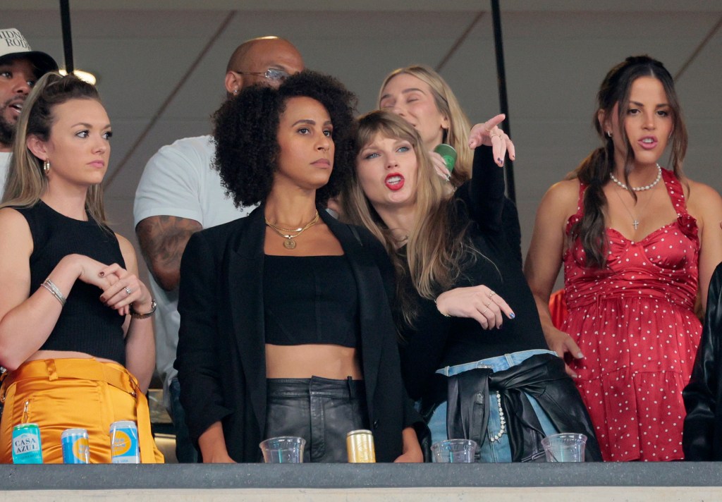 Taylor Swift at Kelce's game against the New York Jets. 